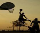 Один на один баскетболу между двумя молодыми друзьями